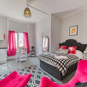 Apartment Heights By Guestz, Chester